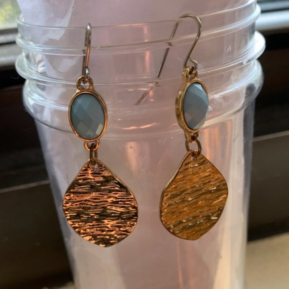 Gold Tone Earring with blue "stone" - Picture 1 of 4